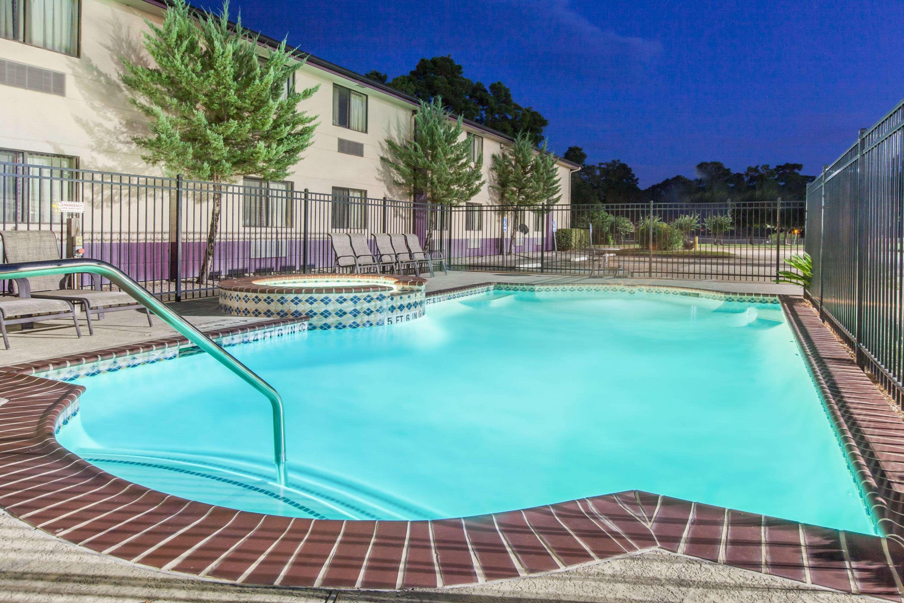 Готель Super 8 By Wyndham Cleveland Tx Екстер'єр фото