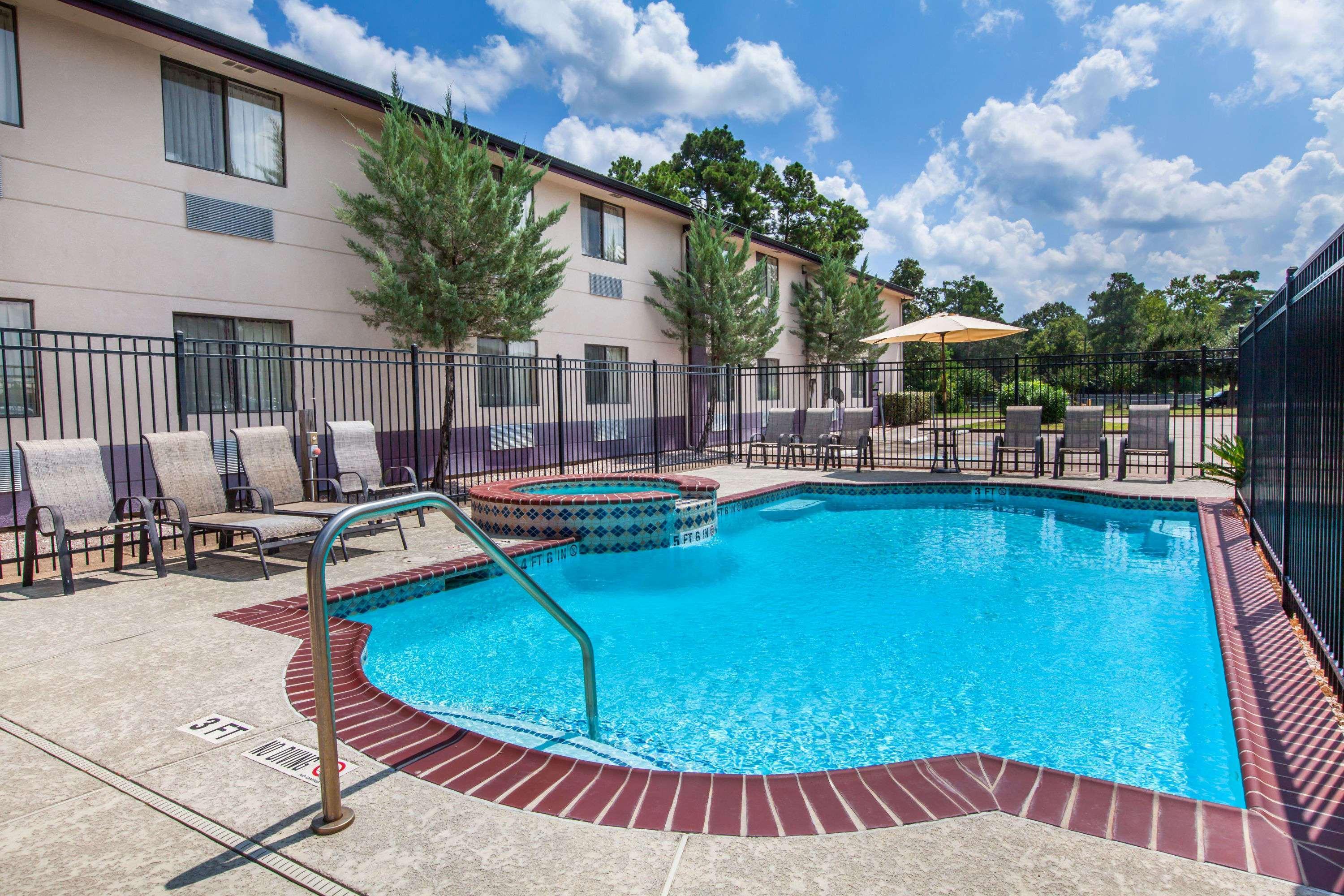 Готель Super 8 By Wyndham Cleveland Tx Екстер'єр фото