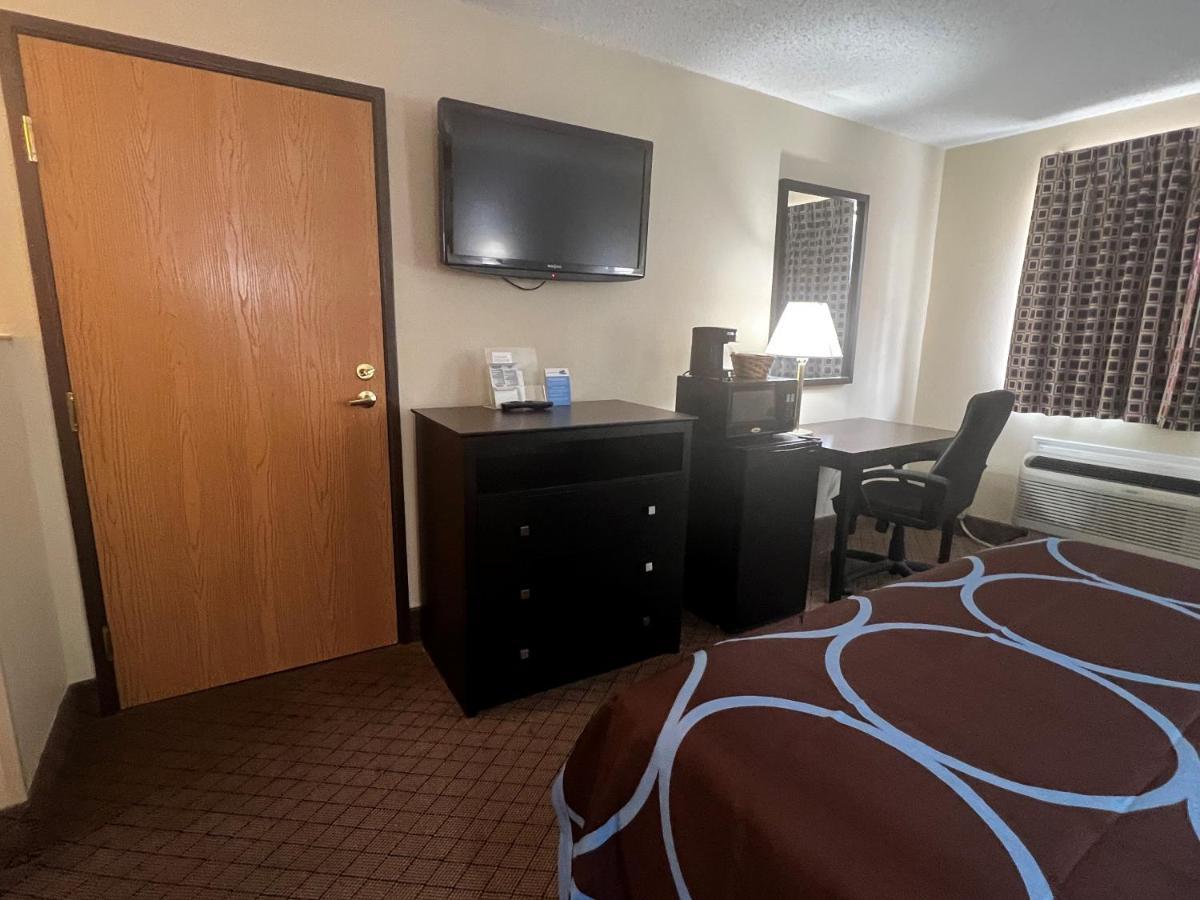 Готель Super 8 By Wyndham Cleveland Tx Екстер'єр фото