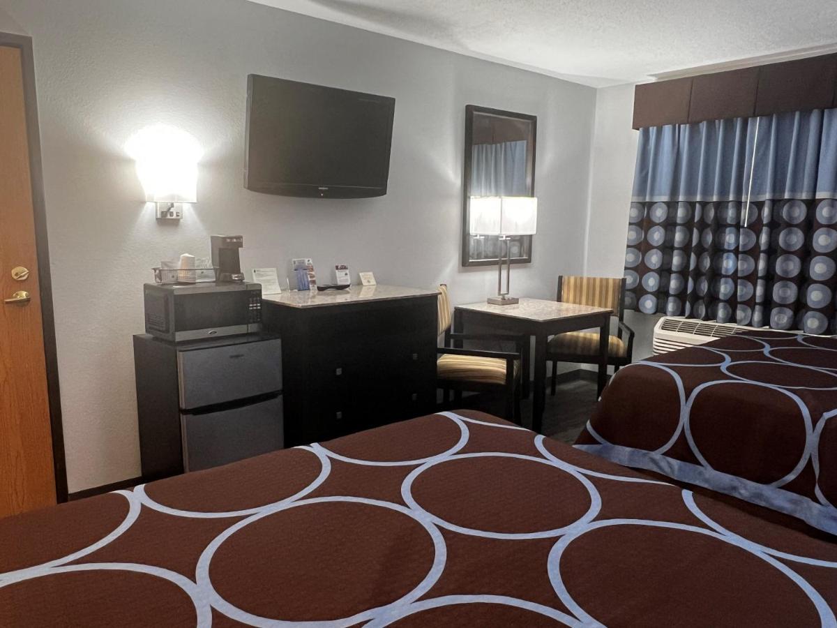 Готель Super 8 By Wyndham Cleveland Tx Екстер'єр фото